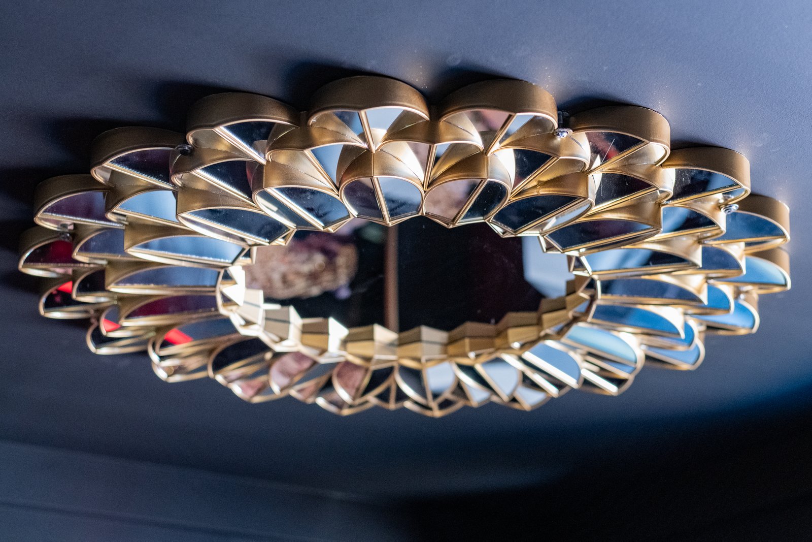 Photo d'une statuette noire et gold